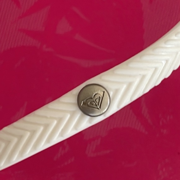 ROXY GUPPY STAMP FLIP FLOP size 7 and 8 in brand new condition. - Picture 4 of 10